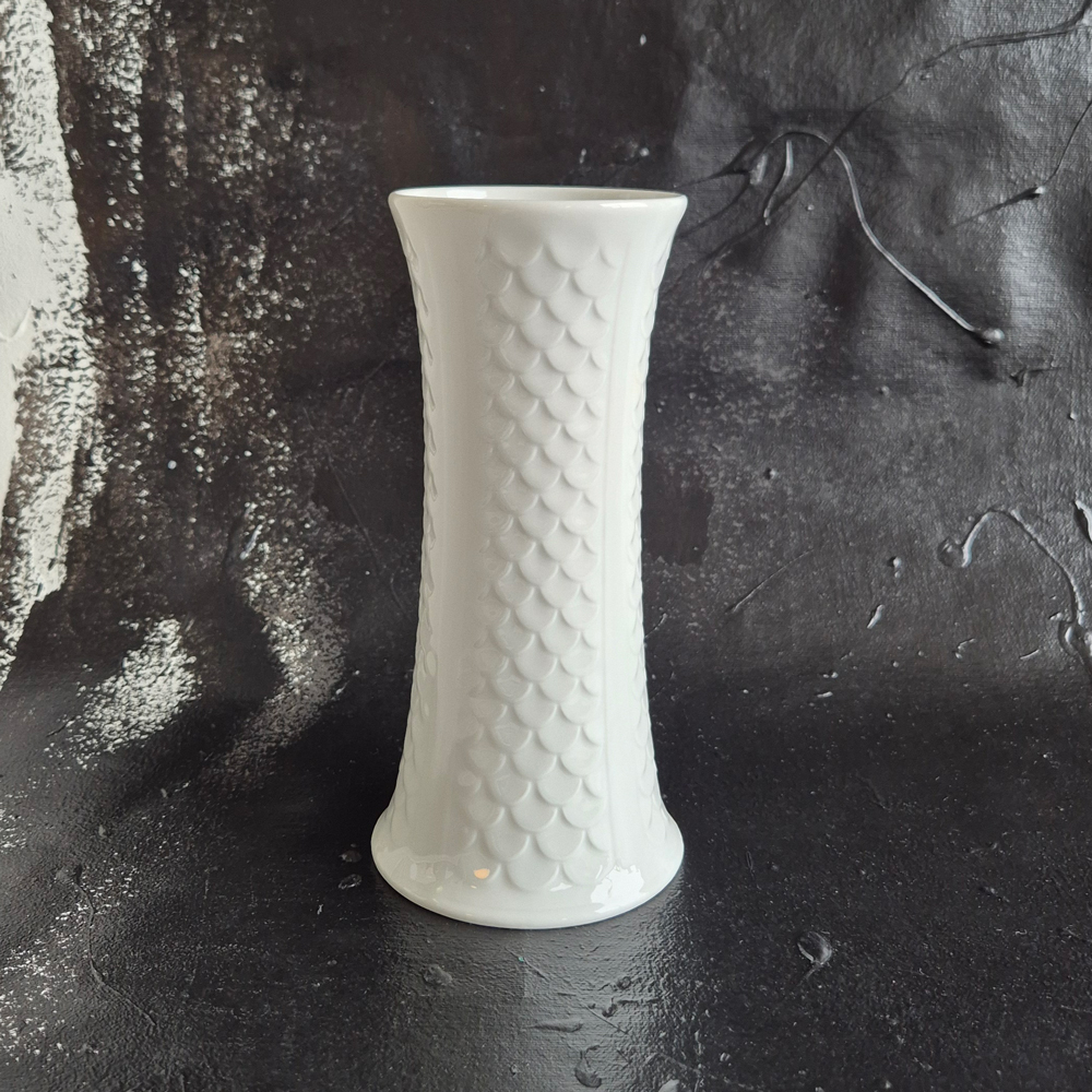 vintage VAS med reliefmönster i vitt porslin, Royal Bavaria, h 19,6 cm