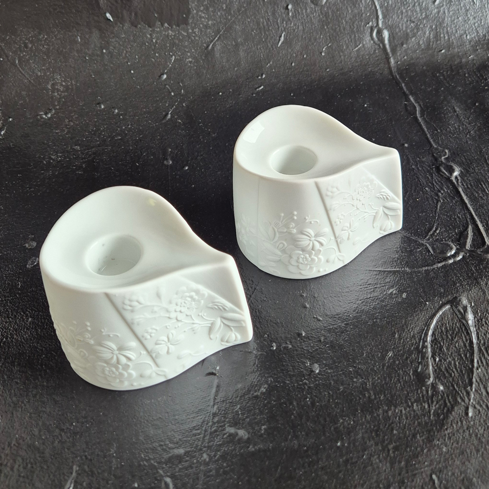 vintage LJUSSTAKAR 1 PAR med reliefmönster i vitt porslin, Kaiser Germany, h 6,7 cm - 3
