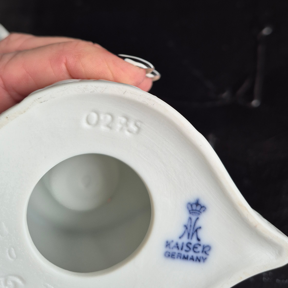 vintage LJUSSTAKAR 1 PAR med reliefmönster i vitt porslin, Kaiser Germany, h 6,7 cm - 10
