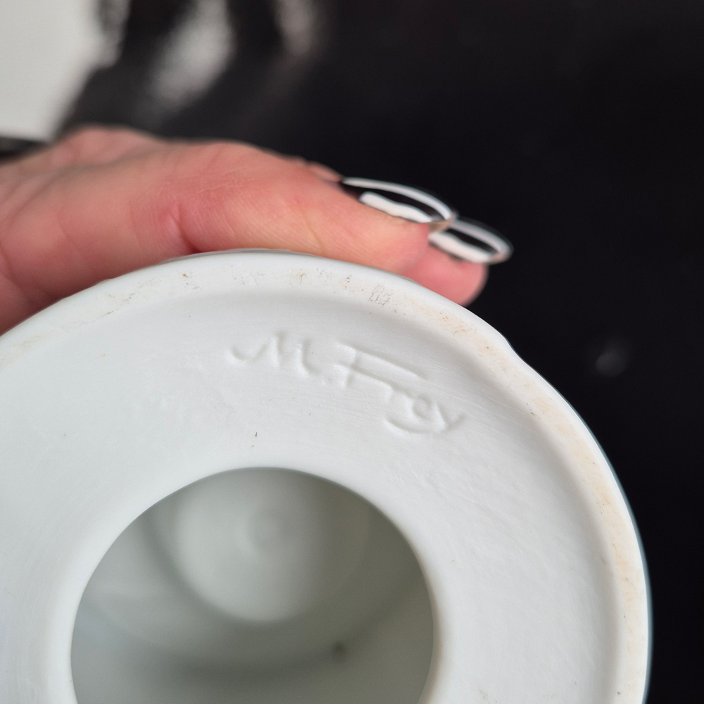 vintage LJUSSTAKAR 1 PAR med reliefmönster i vitt porslin, Kaiser Germany, h 6,7 cm - 11