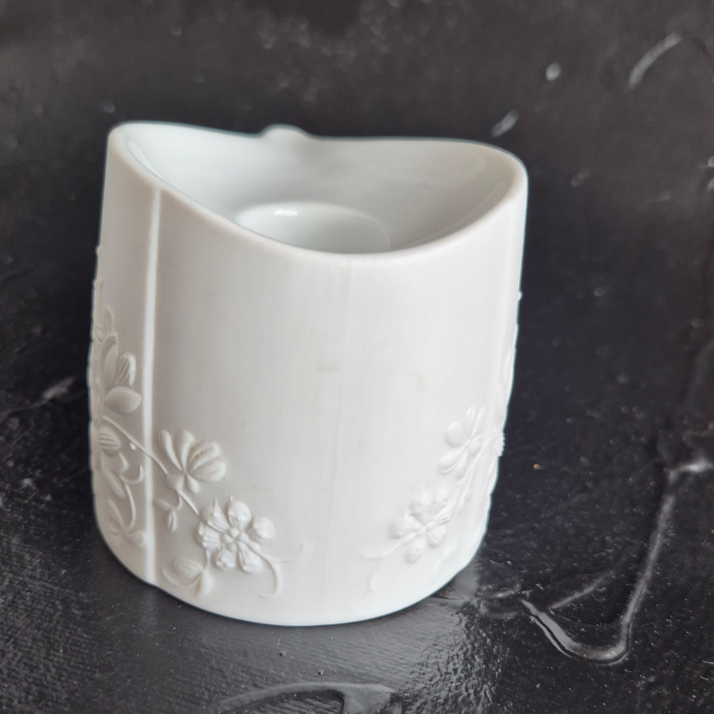 vintage LJUSSTAKAR 1 PAR med reliefmönster i vitt porslin, Kaiser Germany, h 6,7 cm - 6