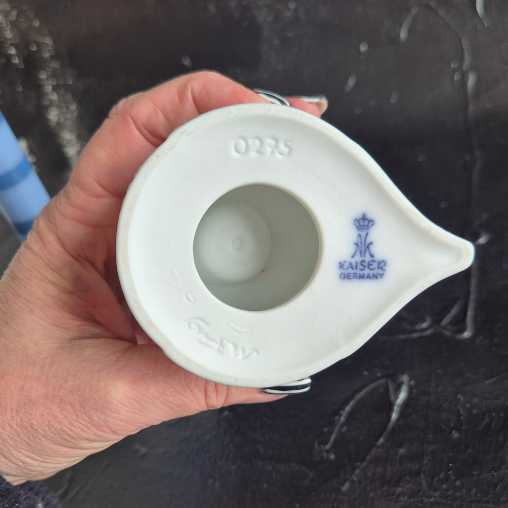 vintage LJUSSTAKAR 1 PAR med reliefmönster i vitt porslin, Kaiser Germany, h 6,7 cm - 9