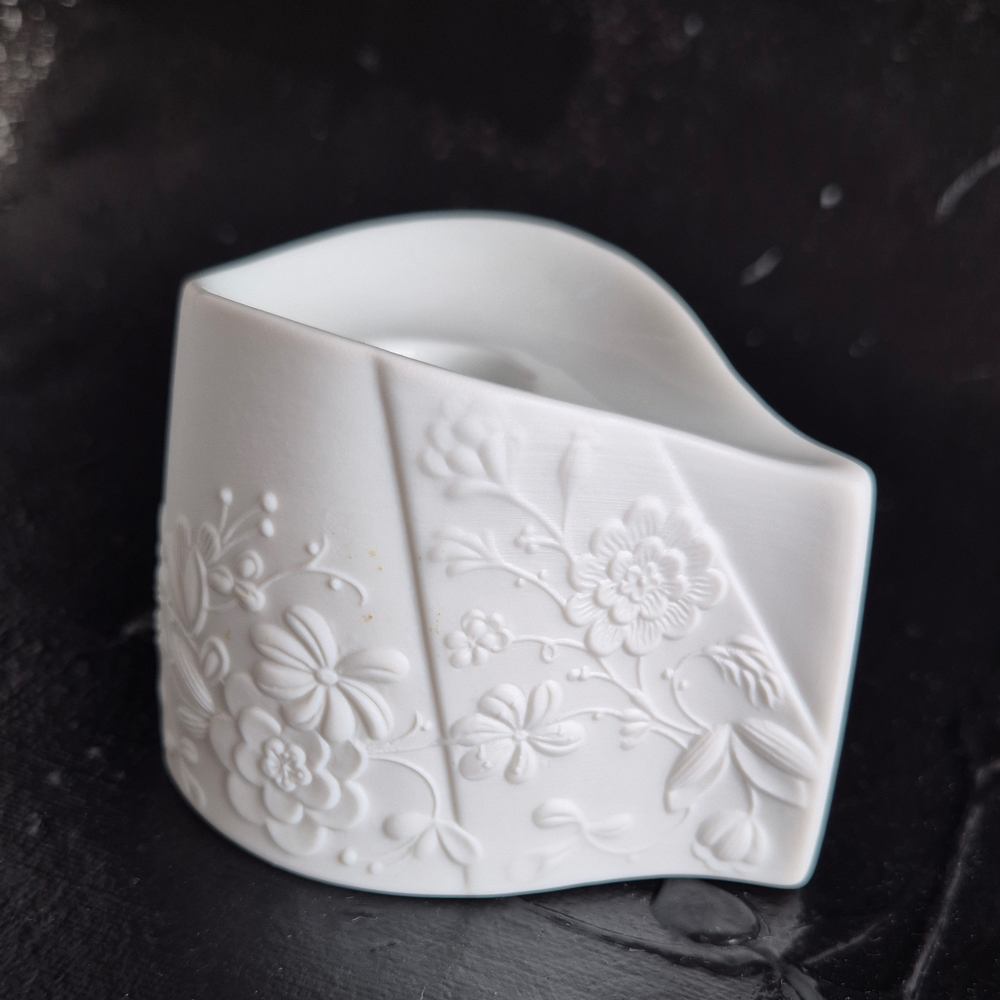 vintage LJUSSTAKAR 1 PAR med reliefmönster i vitt porslin, Kaiser Germany, h 6,7 cm - 5