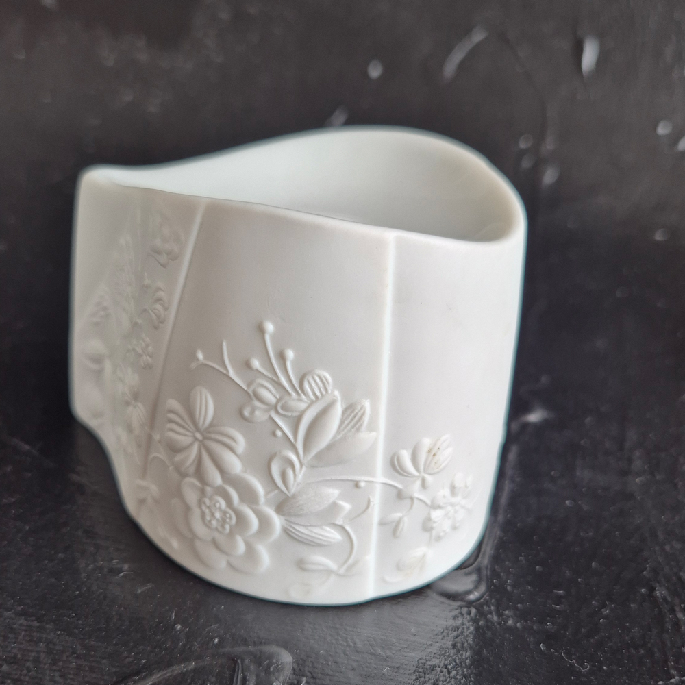 vintage LJUSSTAKAR 1 PAR med reliefmönster i vitt porslin, Kaiser Germany, h 6,7 cm - 7