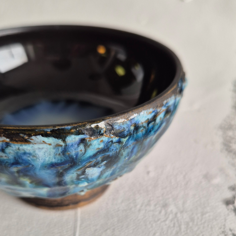 vintage SKÅL med tjock glasyr i blå-grönt, brun lera, h 5,7 cm - 3