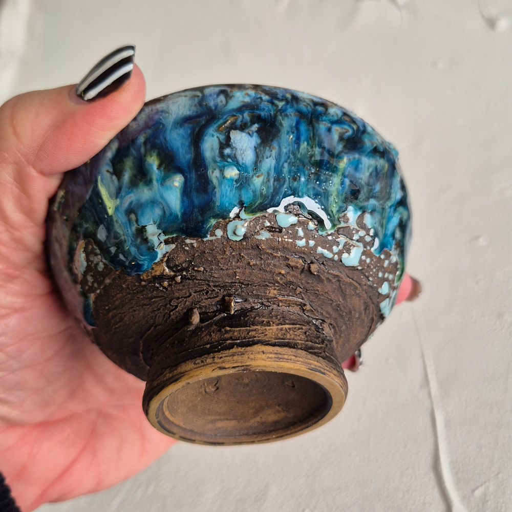 vintage SKÅL med tjock glasyr i blå-grönt, brun lera, h 5,7 cm - 7