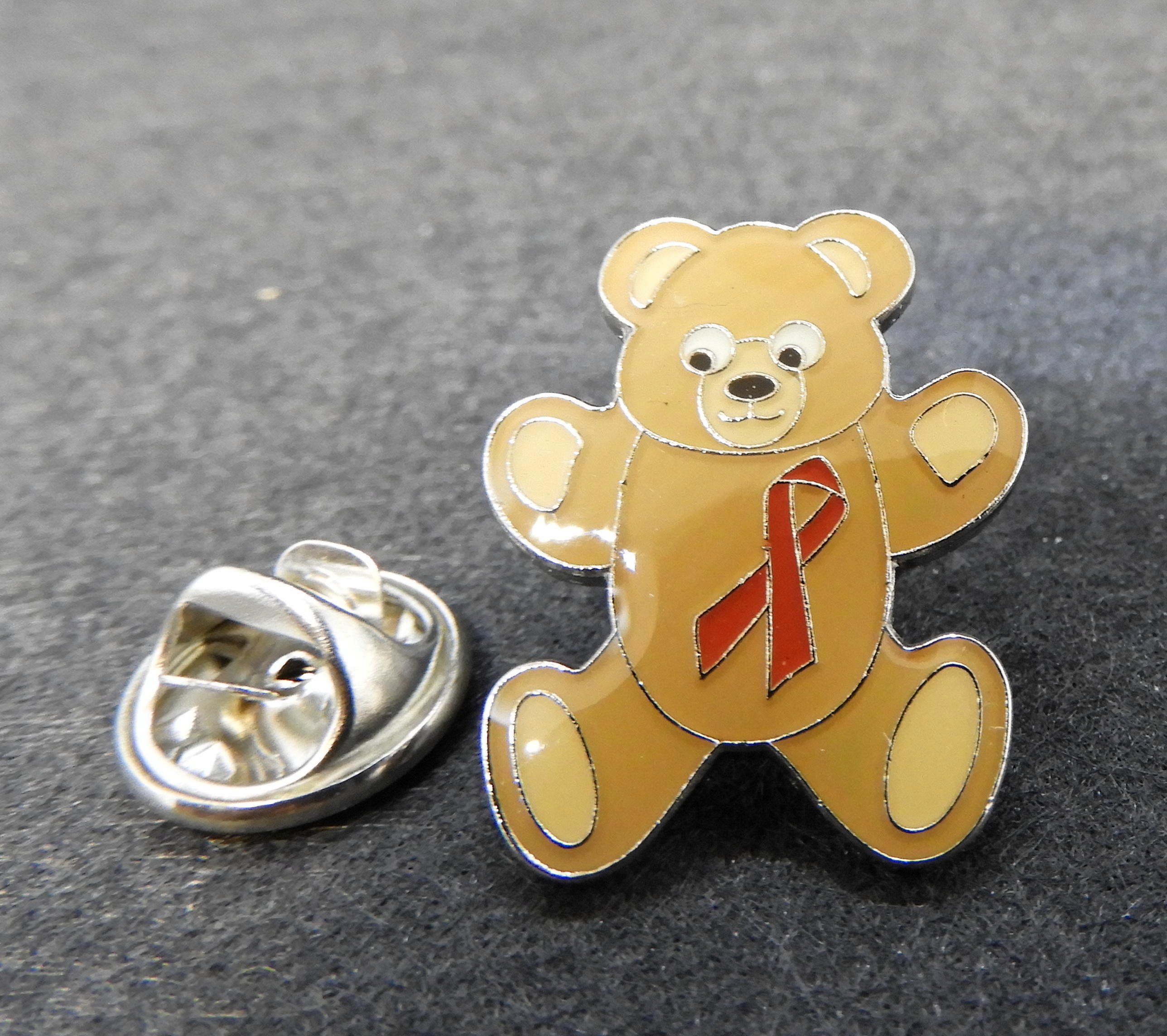 Pin Teddybjörn med rött band - 2