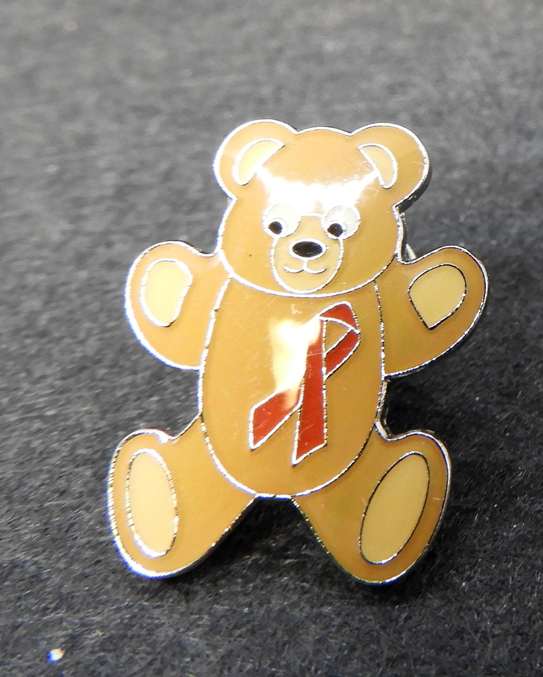 Pin Teddybjörn med rött band
