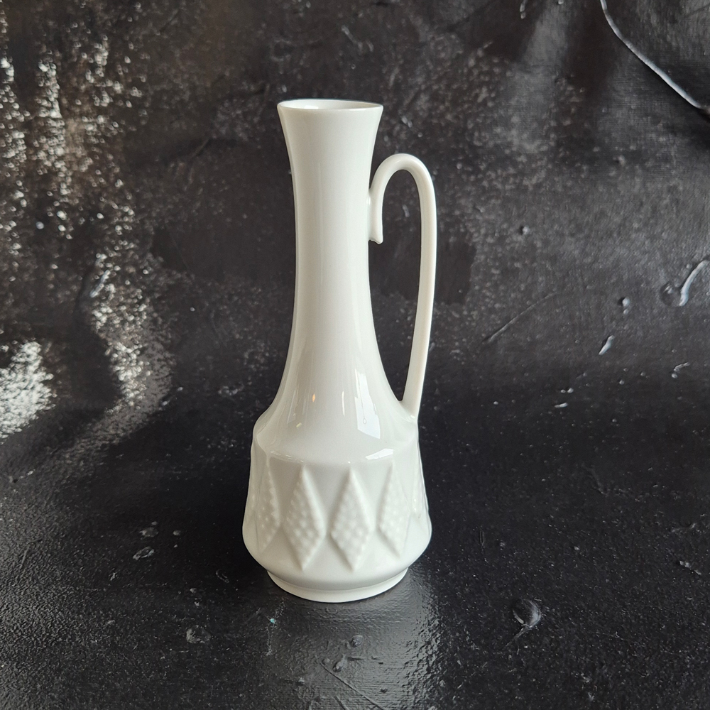 vintage VAS med hänkel i vitt porslin, Bavaria Creidlitz, h 15,3 cm - 2