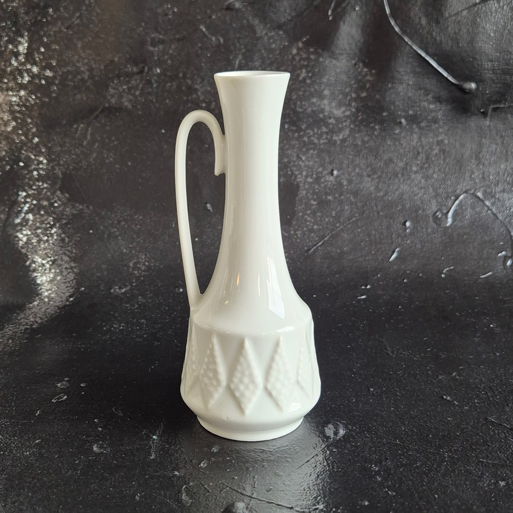 vintage VAS med hänkel i vitt porslin, Bavaria Creidlitz, h 15,3 cm