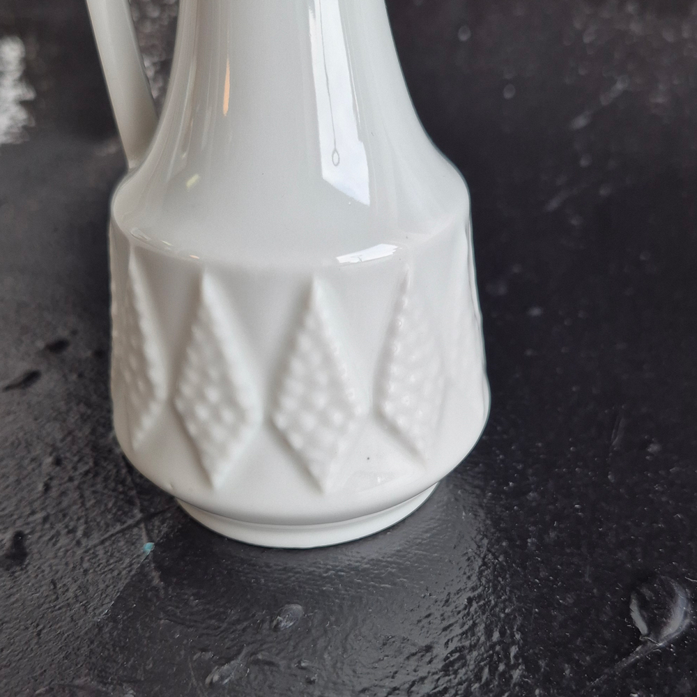 vintage VAS med hänkel i vitt porslin, Bavaria Creidlitz, h 15,3 cm - 5