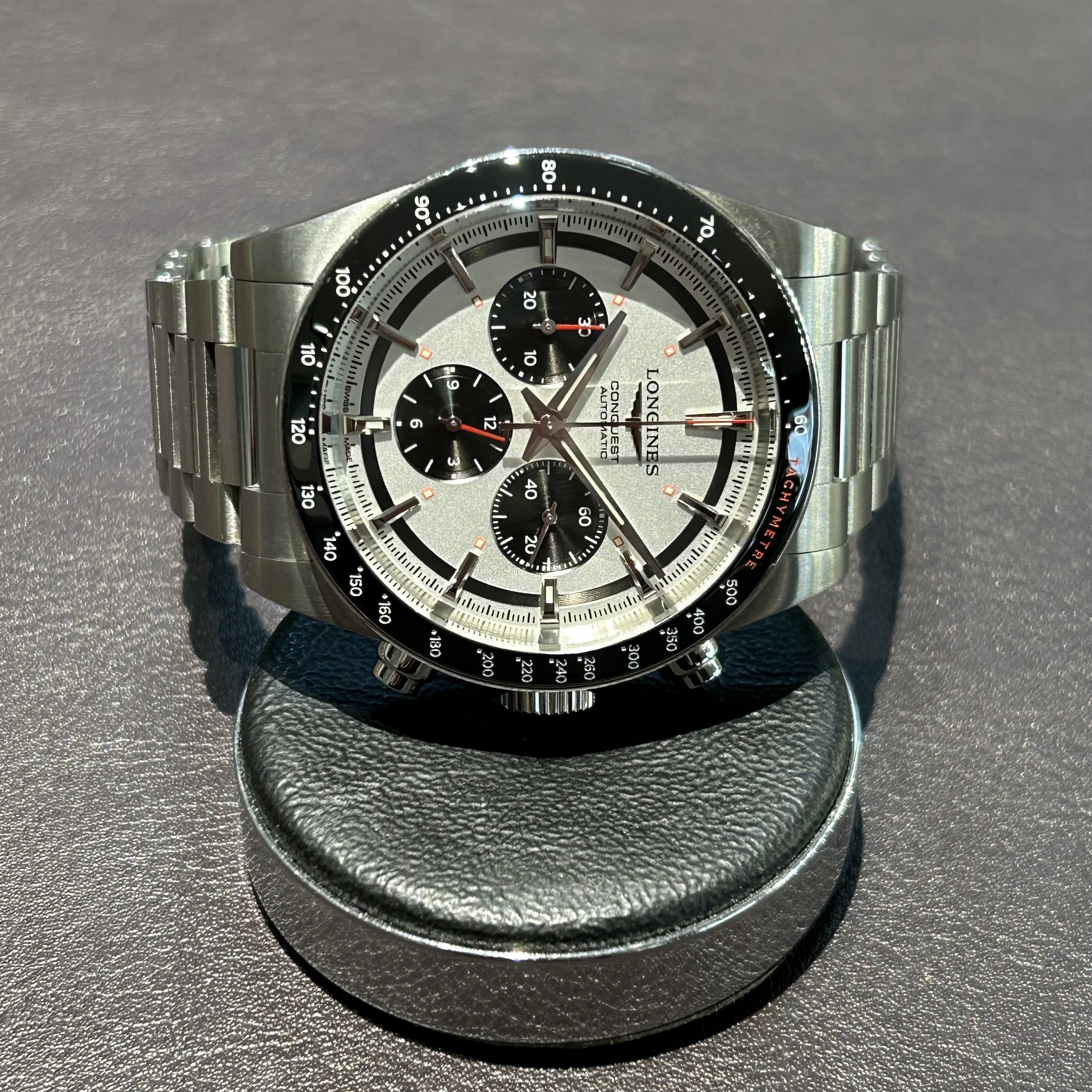 SÅLD 8 juni 2026 för 29.900:- Longines Conquest Chronograph silver 42 - 3