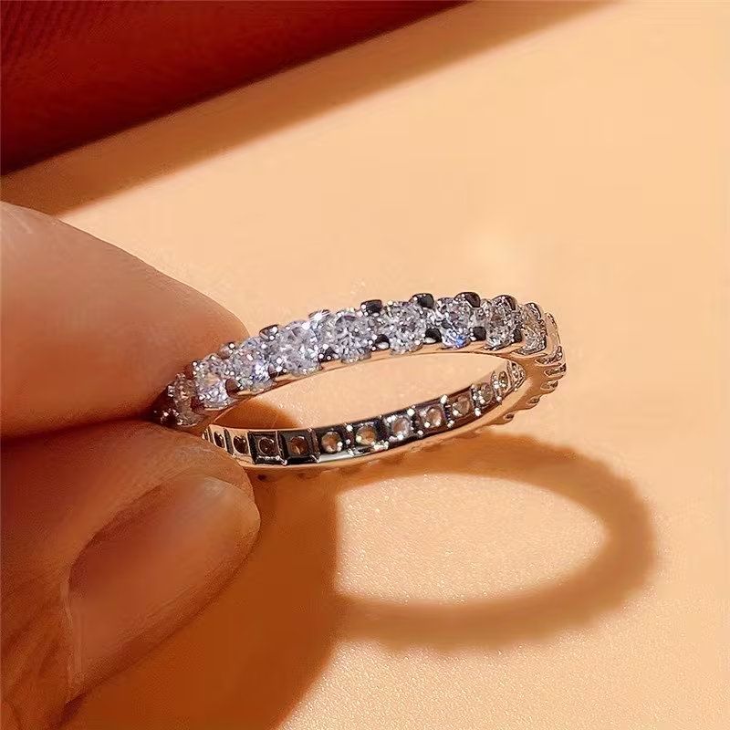 Ring med många små stenar i Cubic Zirconia och  925 Sterling Silverplätering - 2