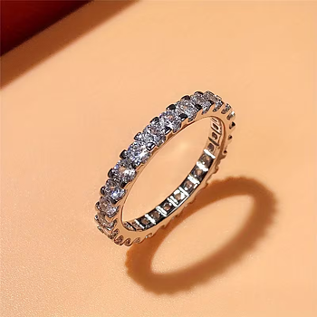 Ring med många små stenar i Cubic Zirconia och  925 Sterling Silverplätering