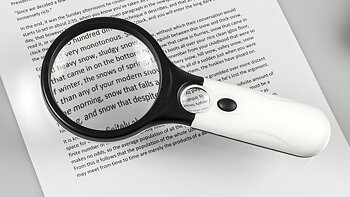 Magnifying glass with light