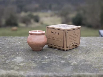 Handgjort Bivaxljus lavendel i terracottaform, Dalit