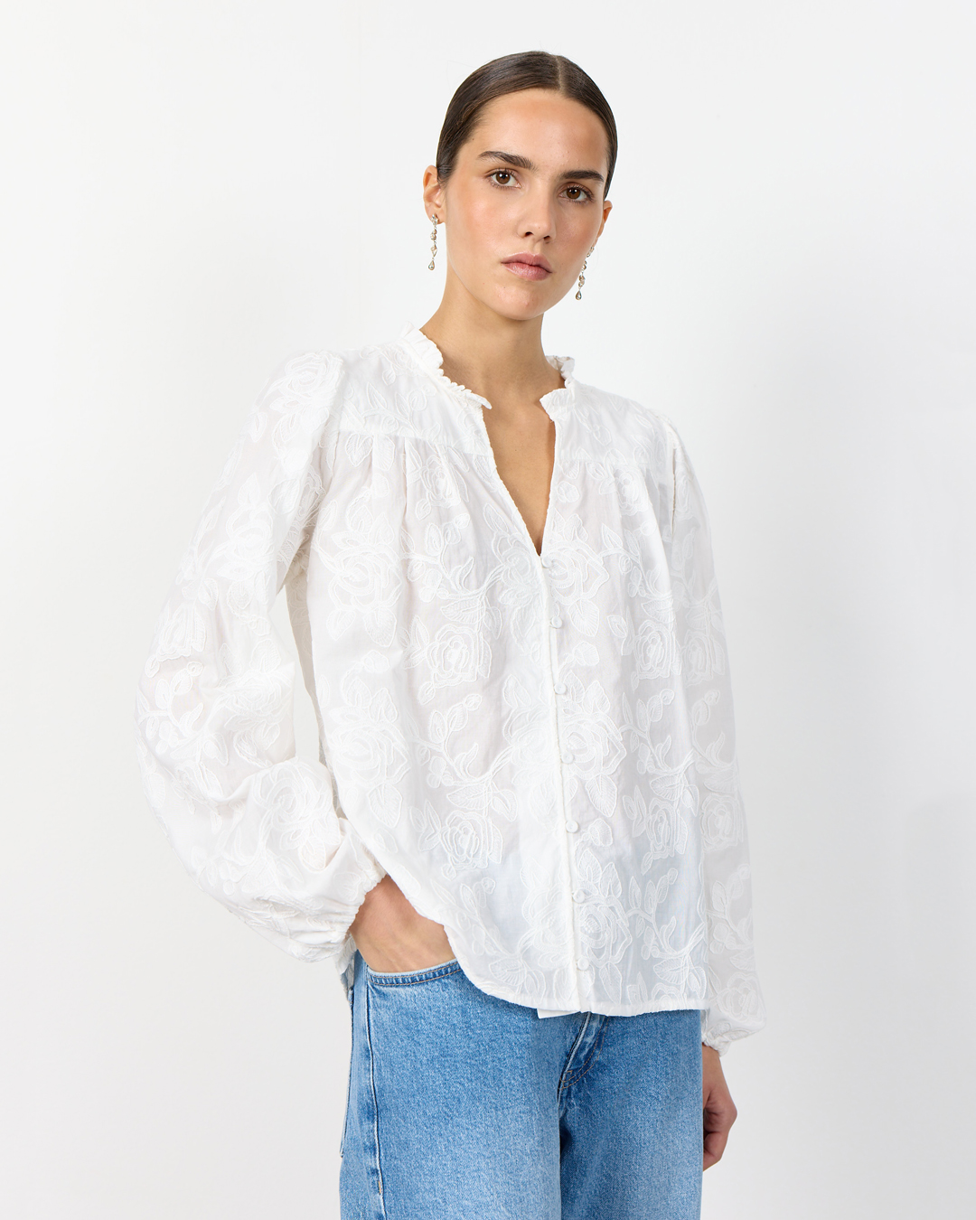 Blus Pollie2 offwhite med broderade blommor