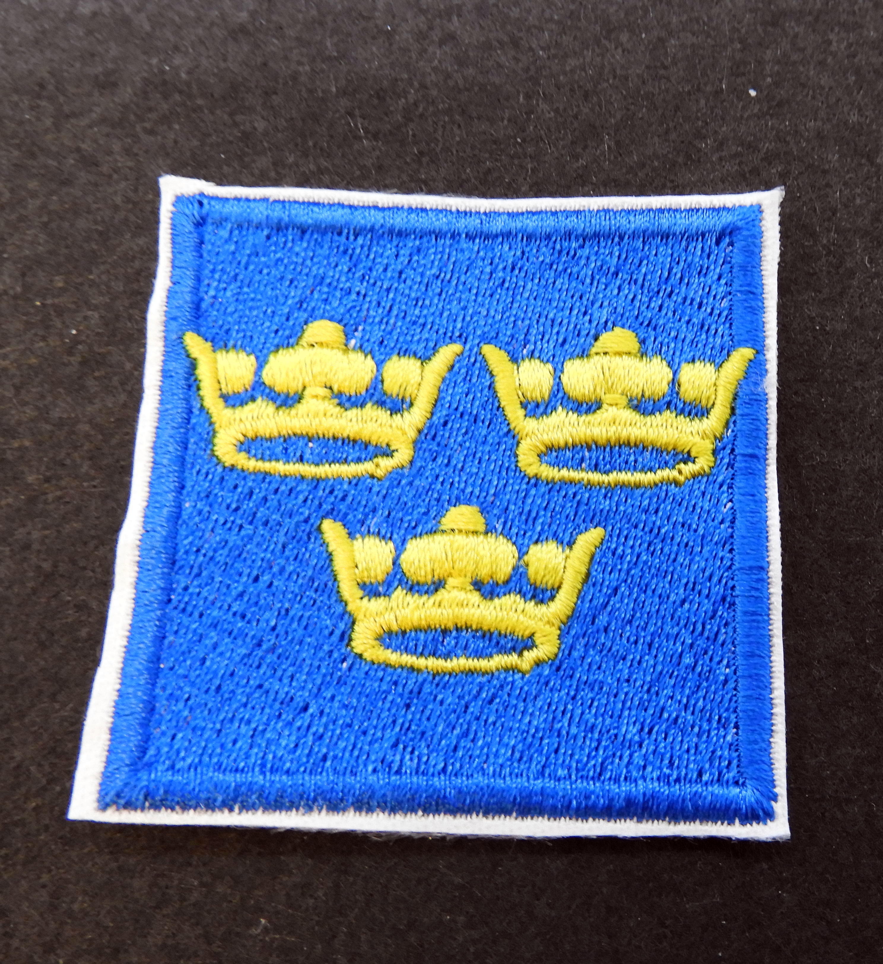 Broderad kvadratisk märke  Tre Kronor
