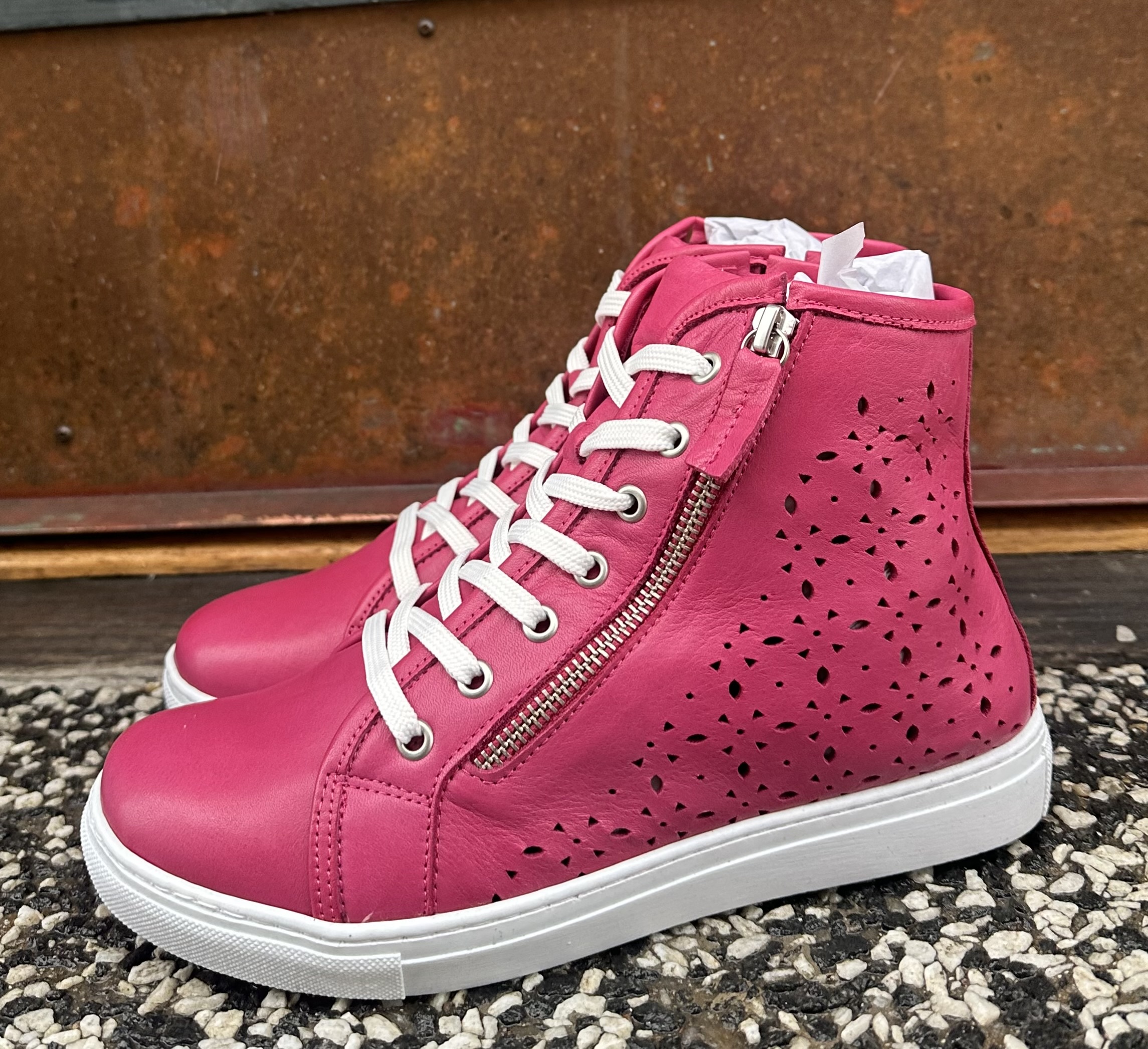 Hög sneakers med luftig perforerat skinn med blixtlås från Andrea Conti, Hot Pink