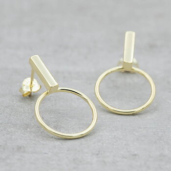 by Faith Örhängen guld fast stav med ring