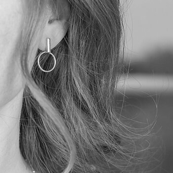 by Faith Örhängen guld fast stav med ring