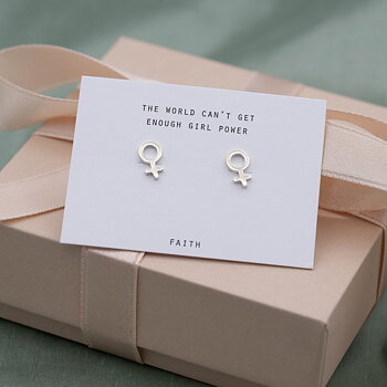 by Faith örhänge kvinnotecken mini