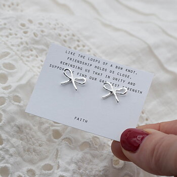 by Faith Örhänge silver liten rosett