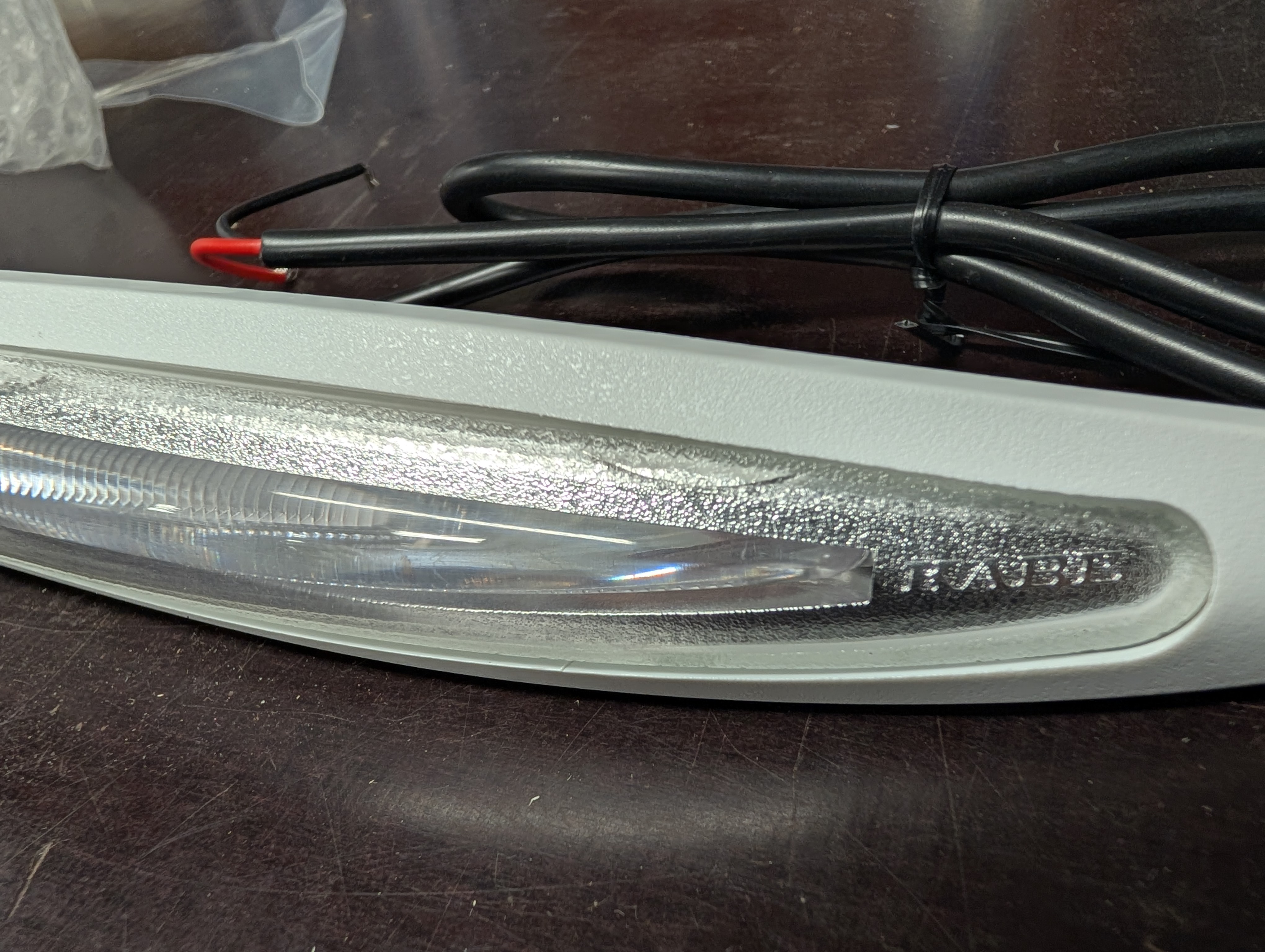 Front lighting Width marking Left Kabe - Minor cracks - 3