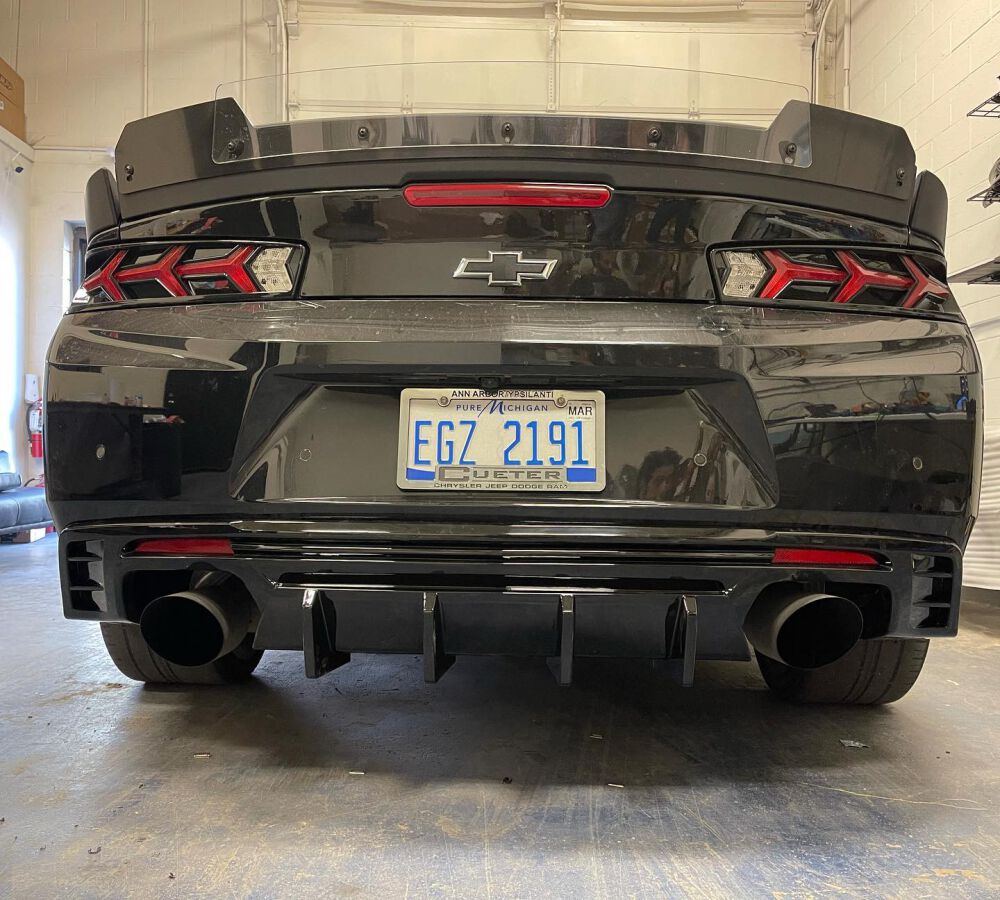 Rear Diffuser med Fenor – Enkel / Quad Avgassystem – Blank Svart