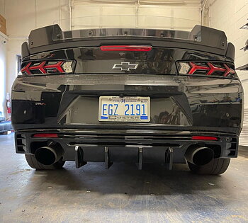 Rear Diffuser med Fenor – Enkel / Quad Avgassystem – Blank Svart