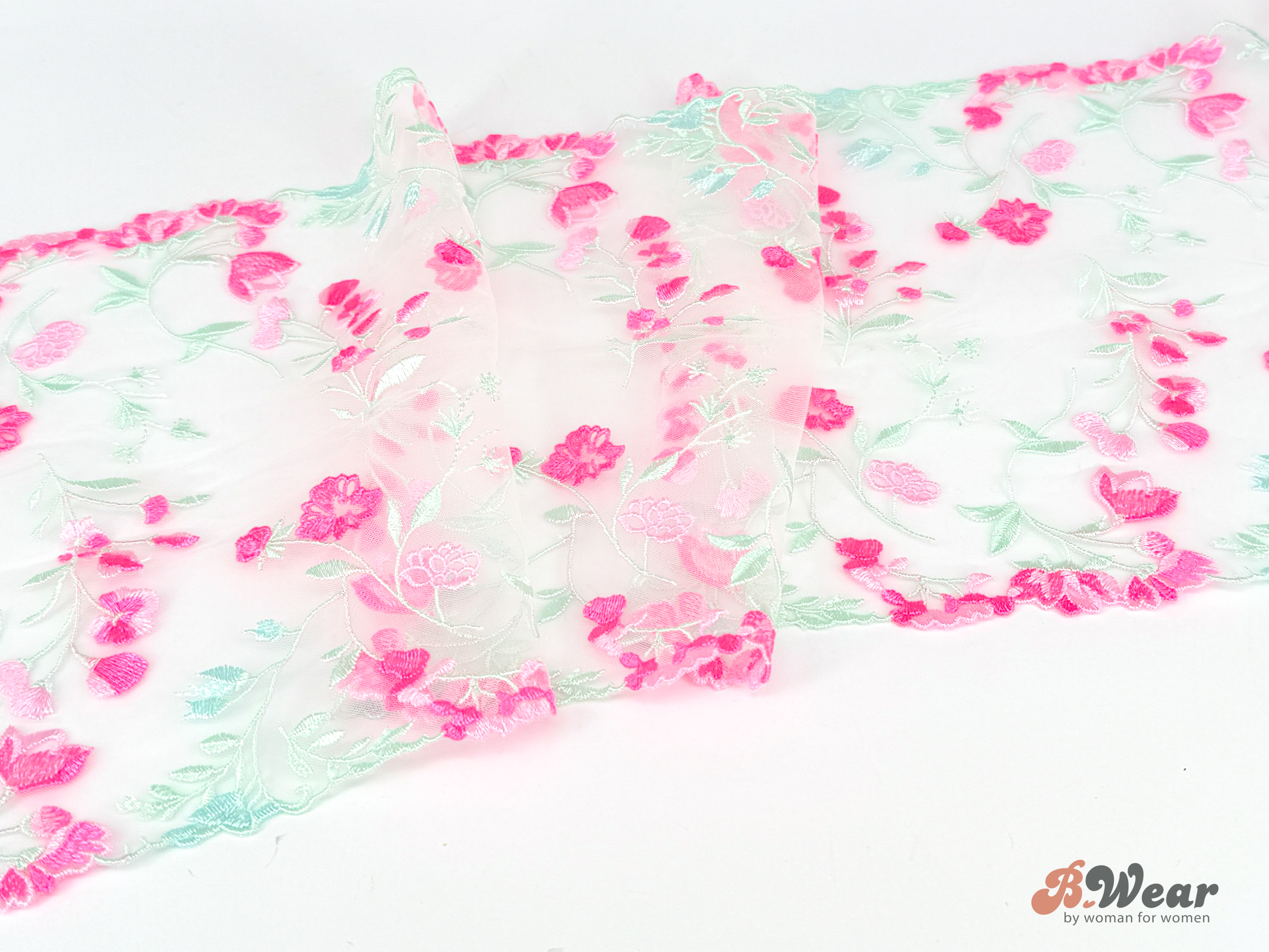 Härlig stum spets i svagt blågrönt med rosa blommor - 22 cm