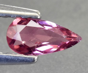 Impresionante piedra preciosa de turmalina rosa dulce natural en forma de pera
