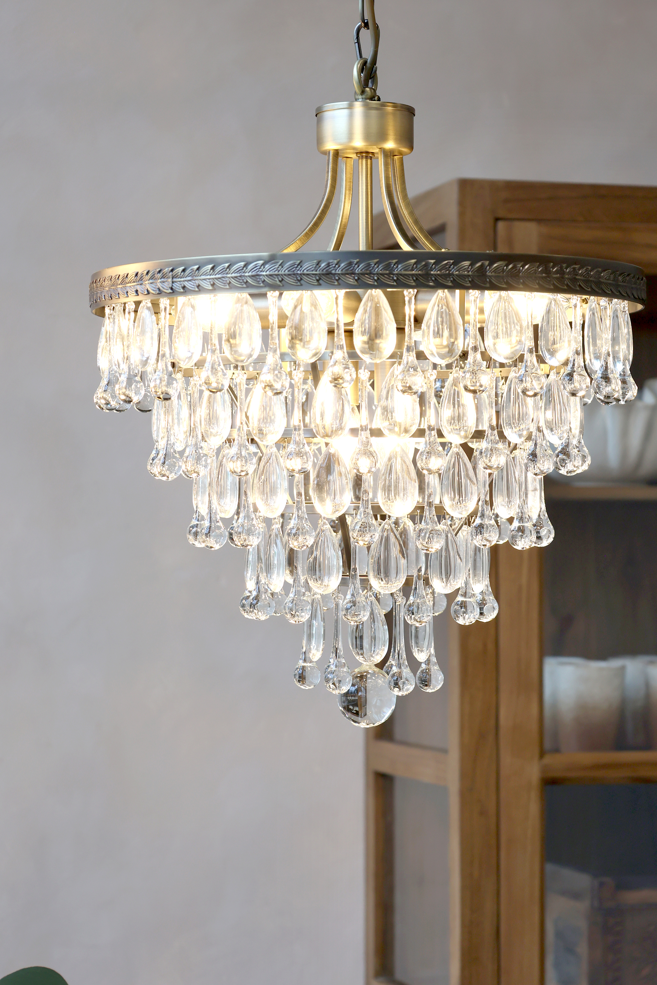 Versailles Chandelier - Drop shaped glass prisms - H54/Ø45 cm - Antique Brass - 4
