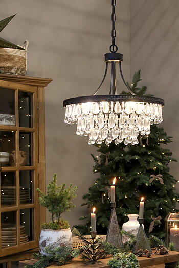 Ljuskrona i shabby chic stil med levande ljus