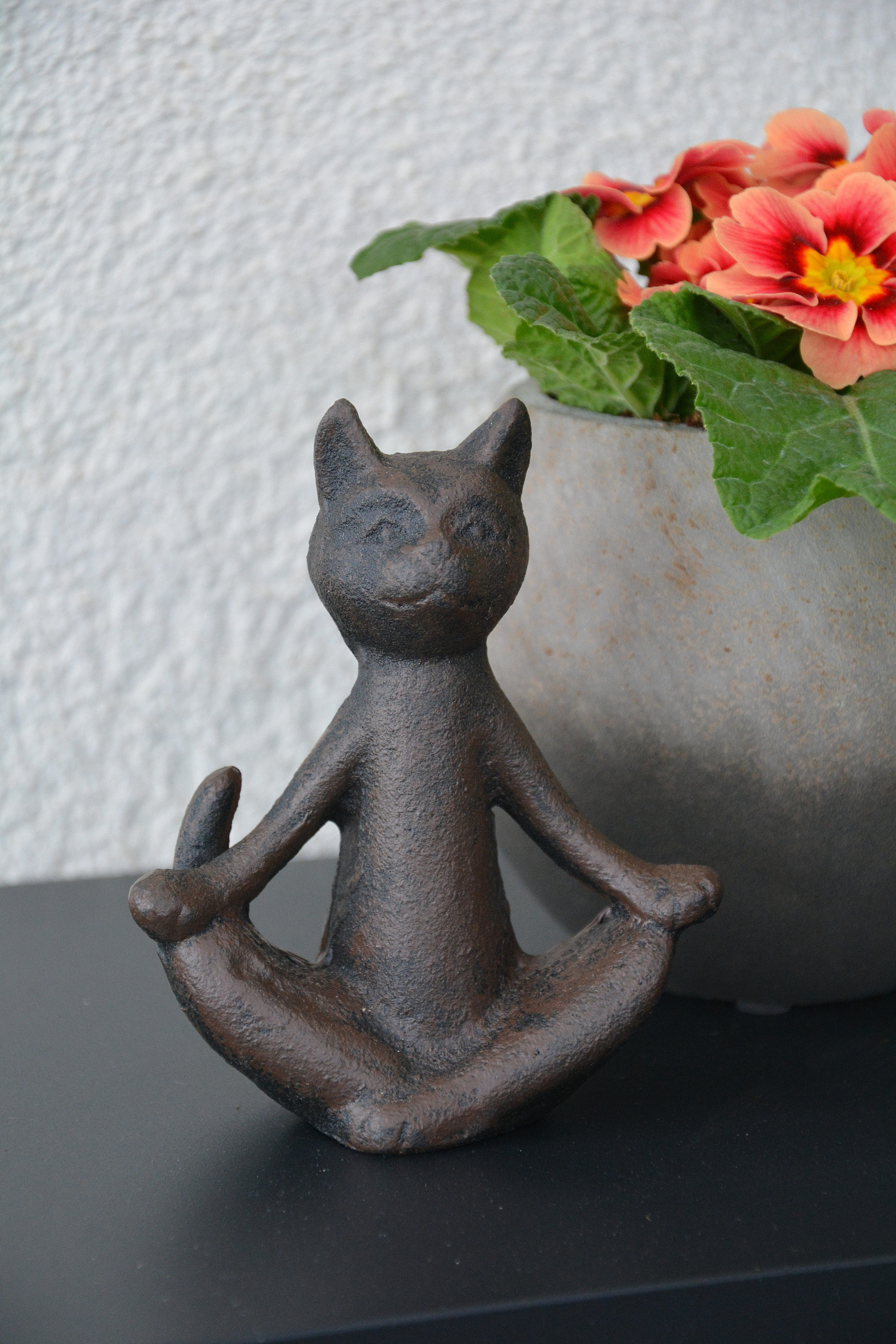 Katt som utför yoga i gjutjärn 12 cm