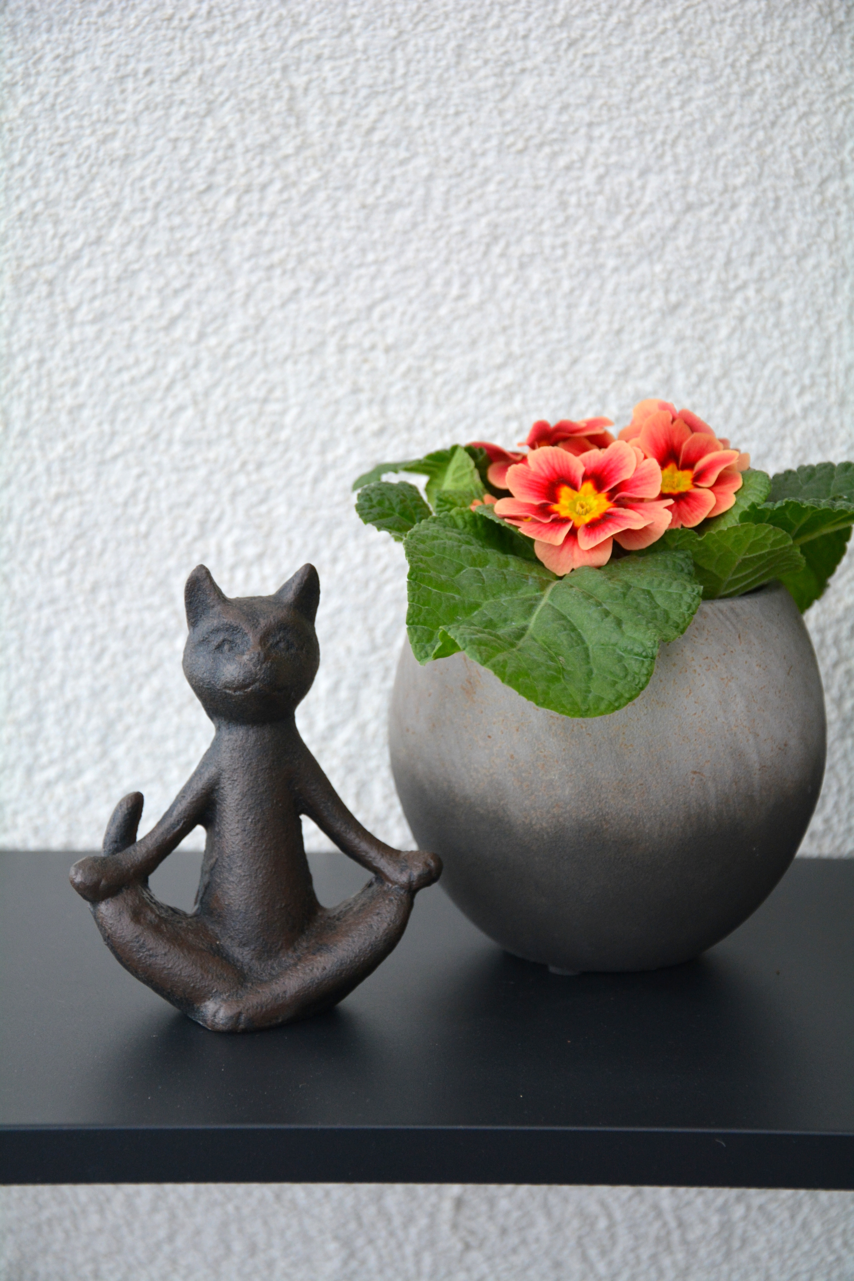 Katt som utför yoga i gjutjärn 12 cm