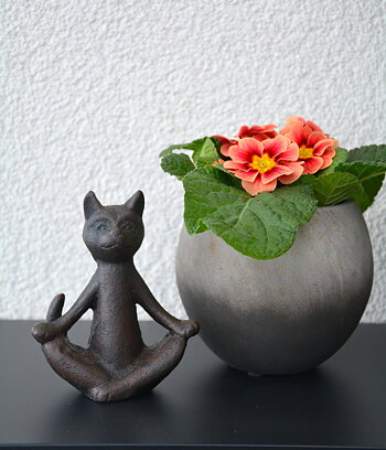 Katt som utför yoga i gjutjärn 12 cm