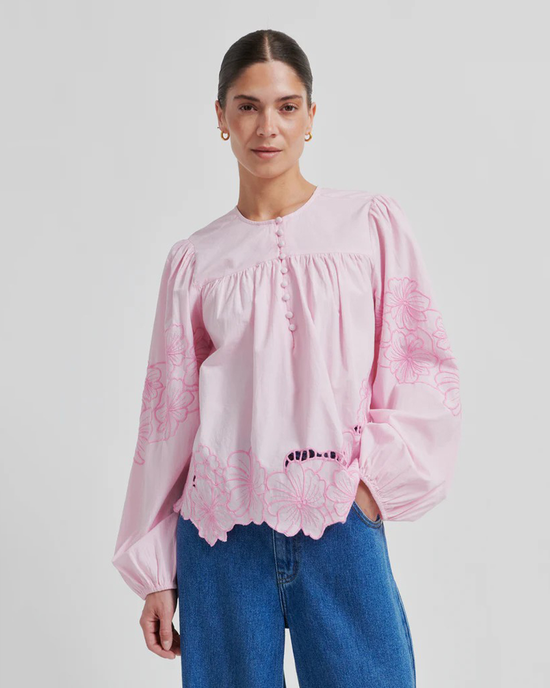 Blus Elinor ljusrosa med broderade blommor