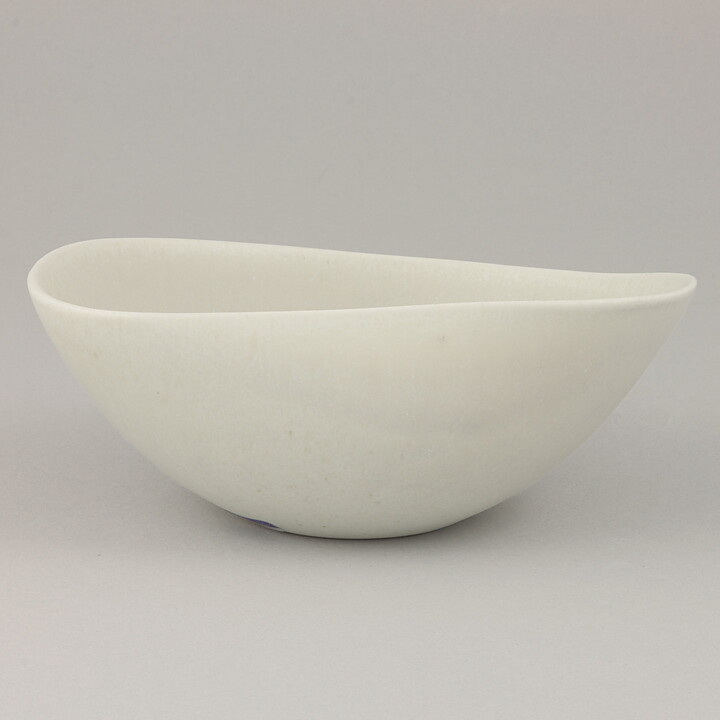 スティグ・リンドベリ  Vitrinシリーズ  左右非対称の白いボウル  Bowl  (14cm)  1956年 (2)