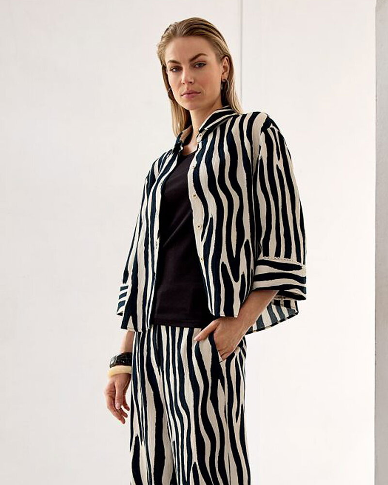 Skjortblus kort mönstrad i offwhite och svart