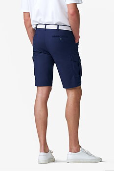 Marinblå (navy) shorts i casualmodell (Cargo) och Super-Stretch (Meyer / B-Orlando) (finns i strl 60)