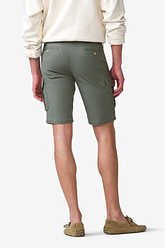 Gröna (olive) shorts i casualmodell (Cargo) och Super-Stretch (Meyer / B-Orlando) (finns i strl 60)