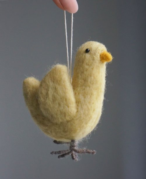 Påskgåva vid 600 kr  Dekoration till påskriset - ullfiltad kyckling från Gamcha 