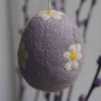 Påskgåva vid 600 kr  Dekoration till påskriset - stort ullfiltat ägg med blommor från Gamcha 