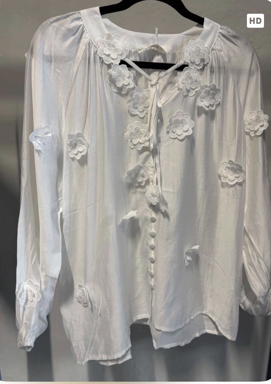 Blus påsydda Blommor