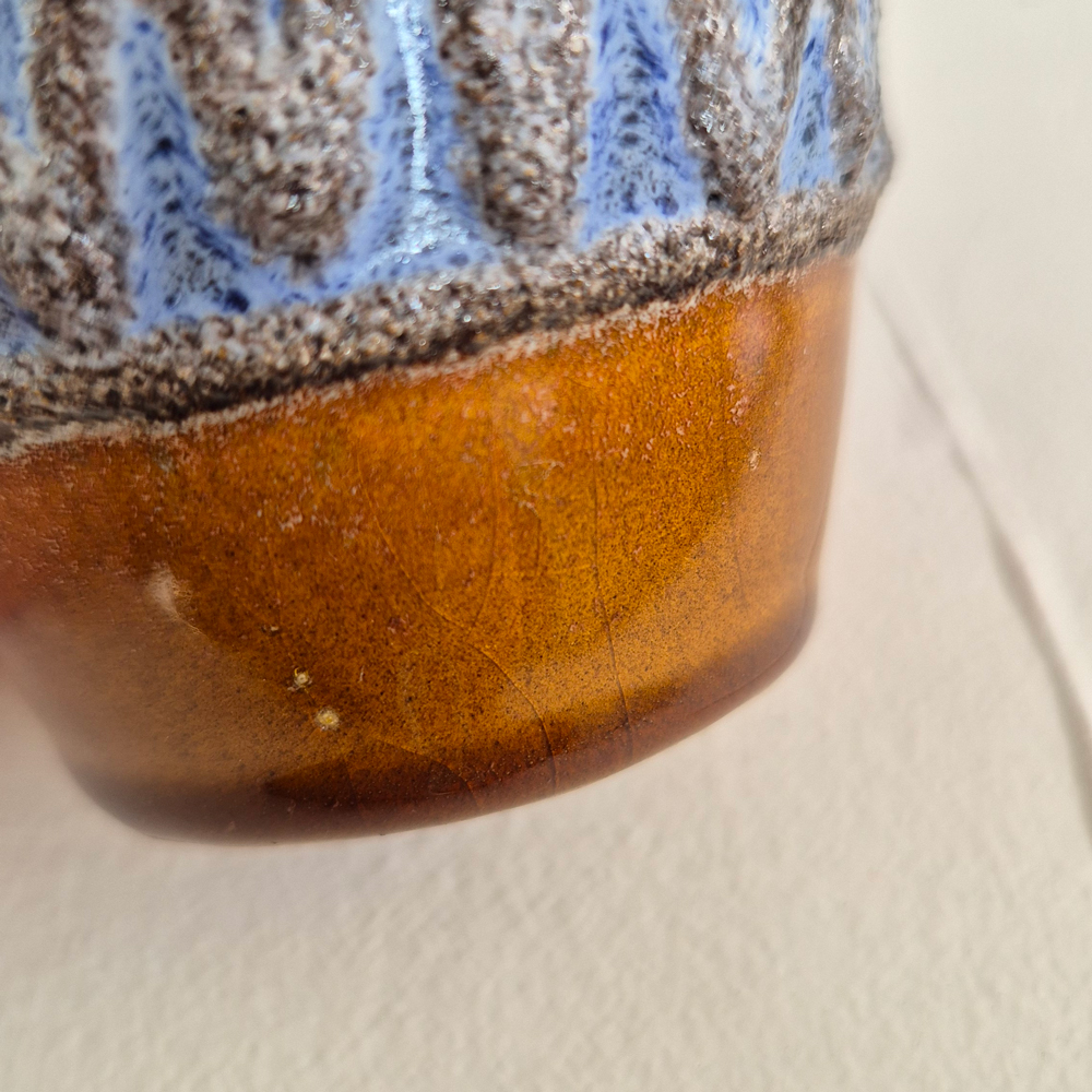 vintage VAS med hänkel blå/brunorange fat lava-glasyr med reliefmönster, h 13 cm - 7