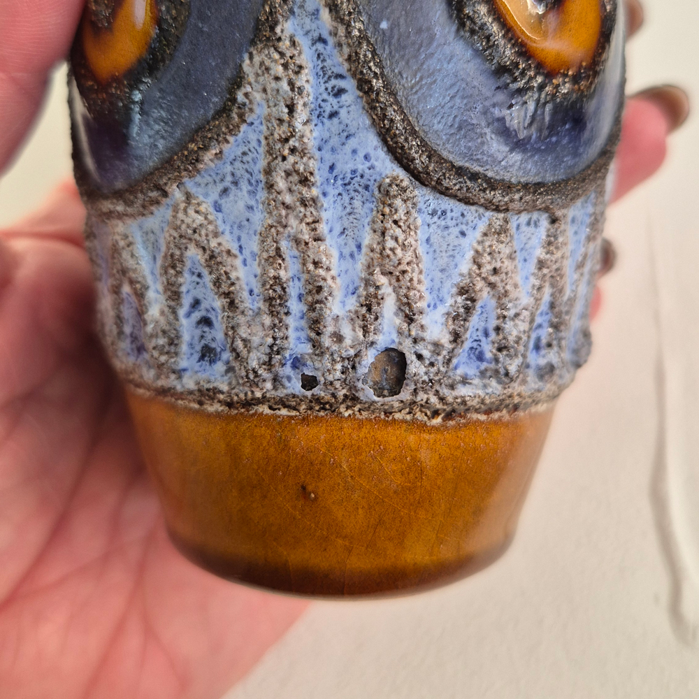 vintage VAS med hänkel blå/brunorange fat lava-glasyr med reliefmönster, h 13 cm - 8