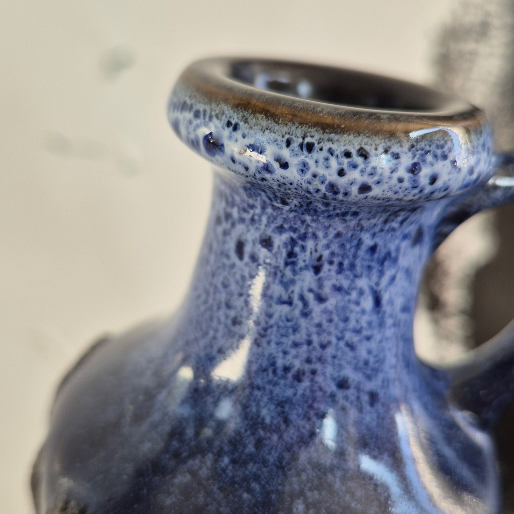 vintage VAS med hänkel blå/brunorange fat lava-glasyr med reliefmönster, h 13 cm - 4