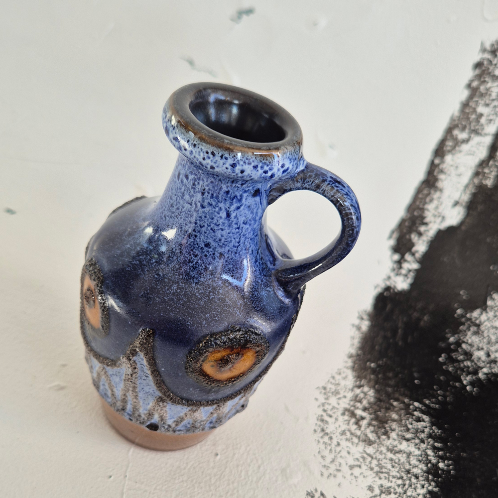 vintage VAS med hänkel blå/brunorange fat lava-glasyr med reliefmönster, h 13 cm - 2