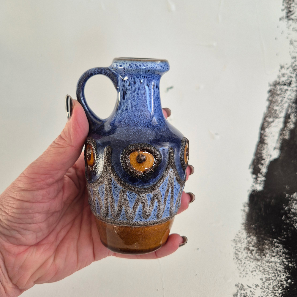 vintage VAS med hänkel blå/brunorange fat lava-glasyr med reliefmönster, h 13 cm - 5